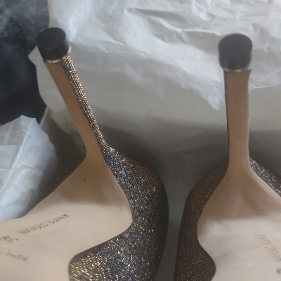 Manolo Blahnnik's Gold/Bronze heels - Picture 12 of 13